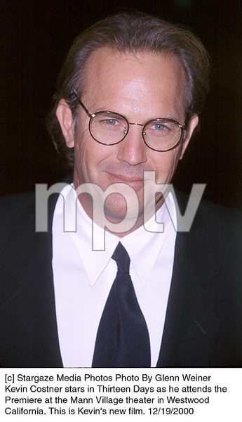 Kevin costner thirteen days film hi-res stock photography and images - Alamy
